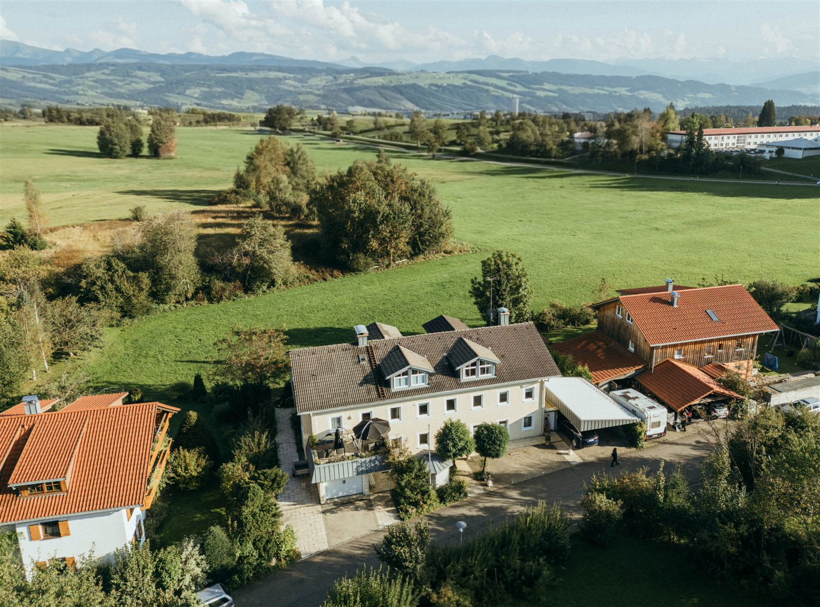 Das Ferienhaus Blümele von oben, davor die Wiese