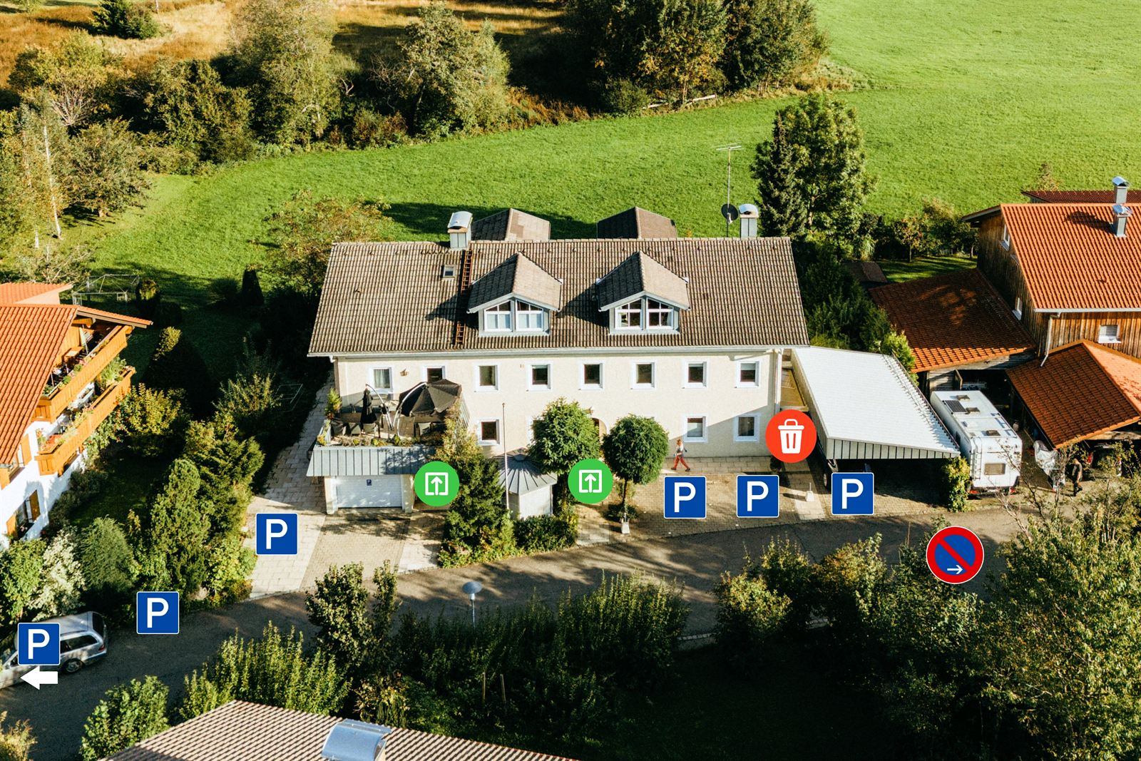 Luftbild des Ferienhauses Blümele mit eingezeichneten Stellplätzen, Eingängen und Müllstation