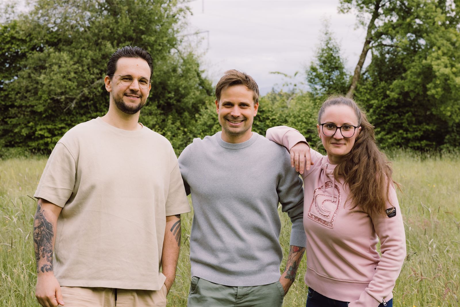 Tobi, Sascha und Desi, die Gastgeber des Ferienhauses Blümele, auf der Wiese hinter dem Haus